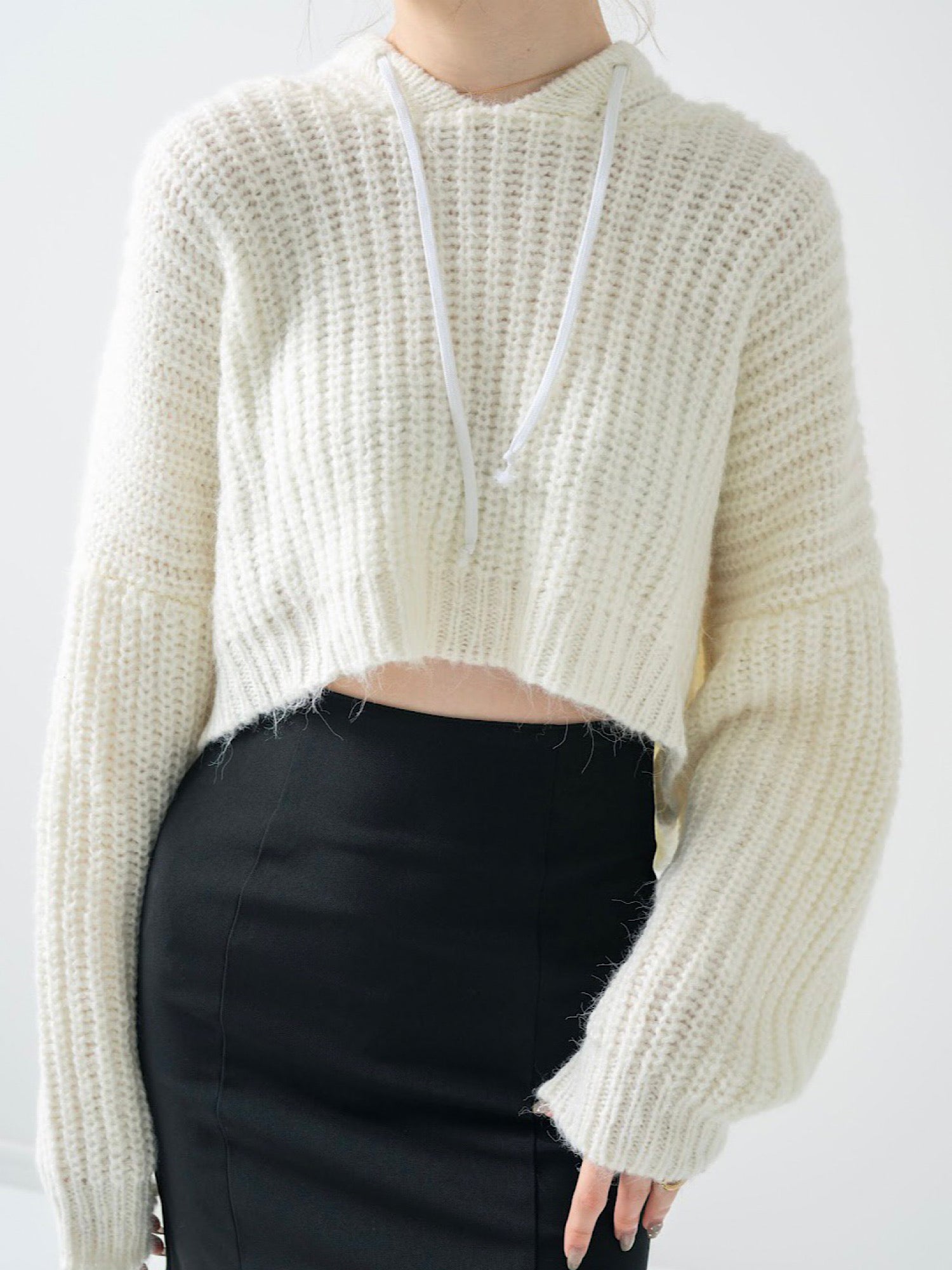 Middle-gauge knit hoodie