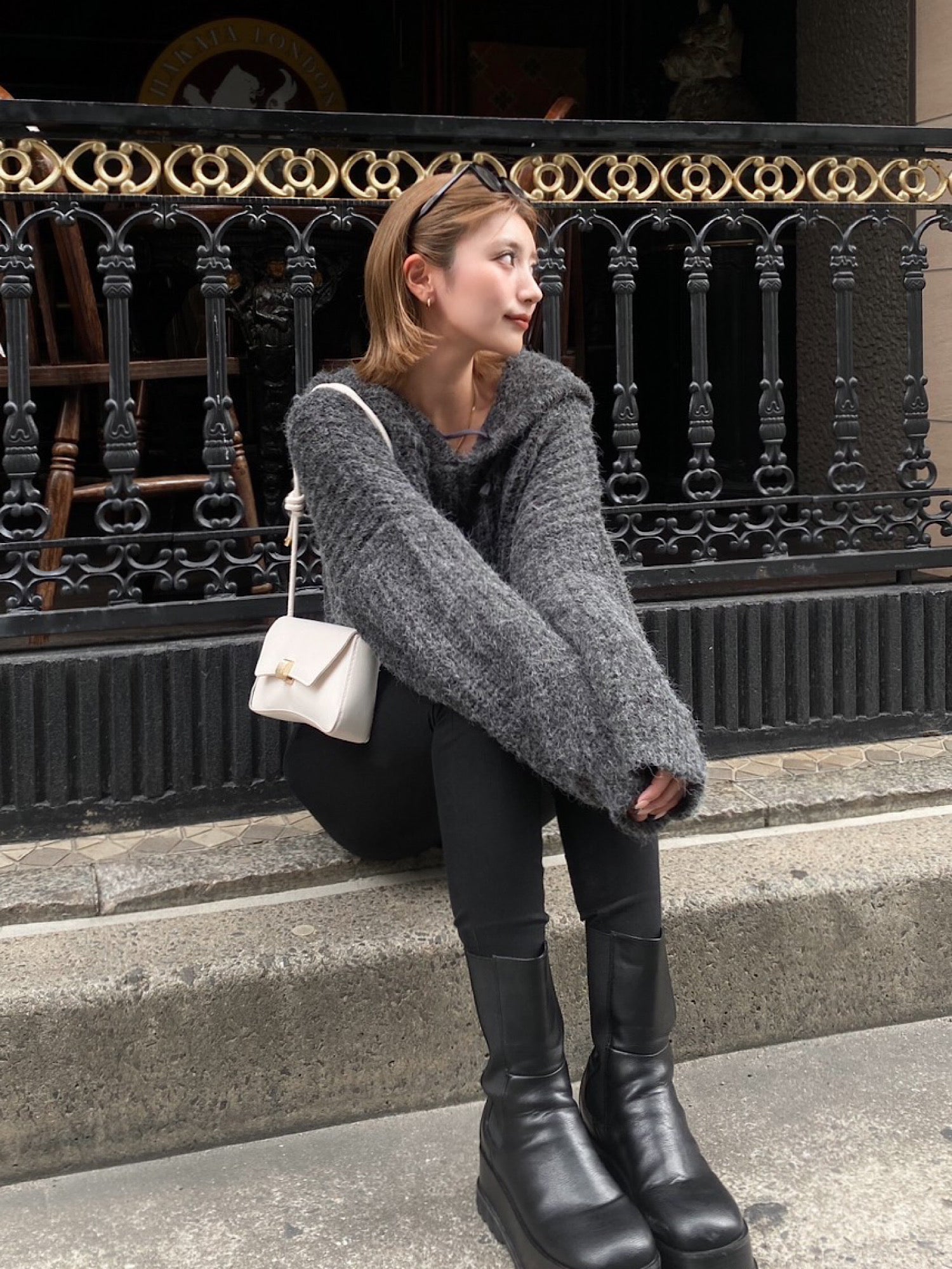 Middle-gauge knit hoodie