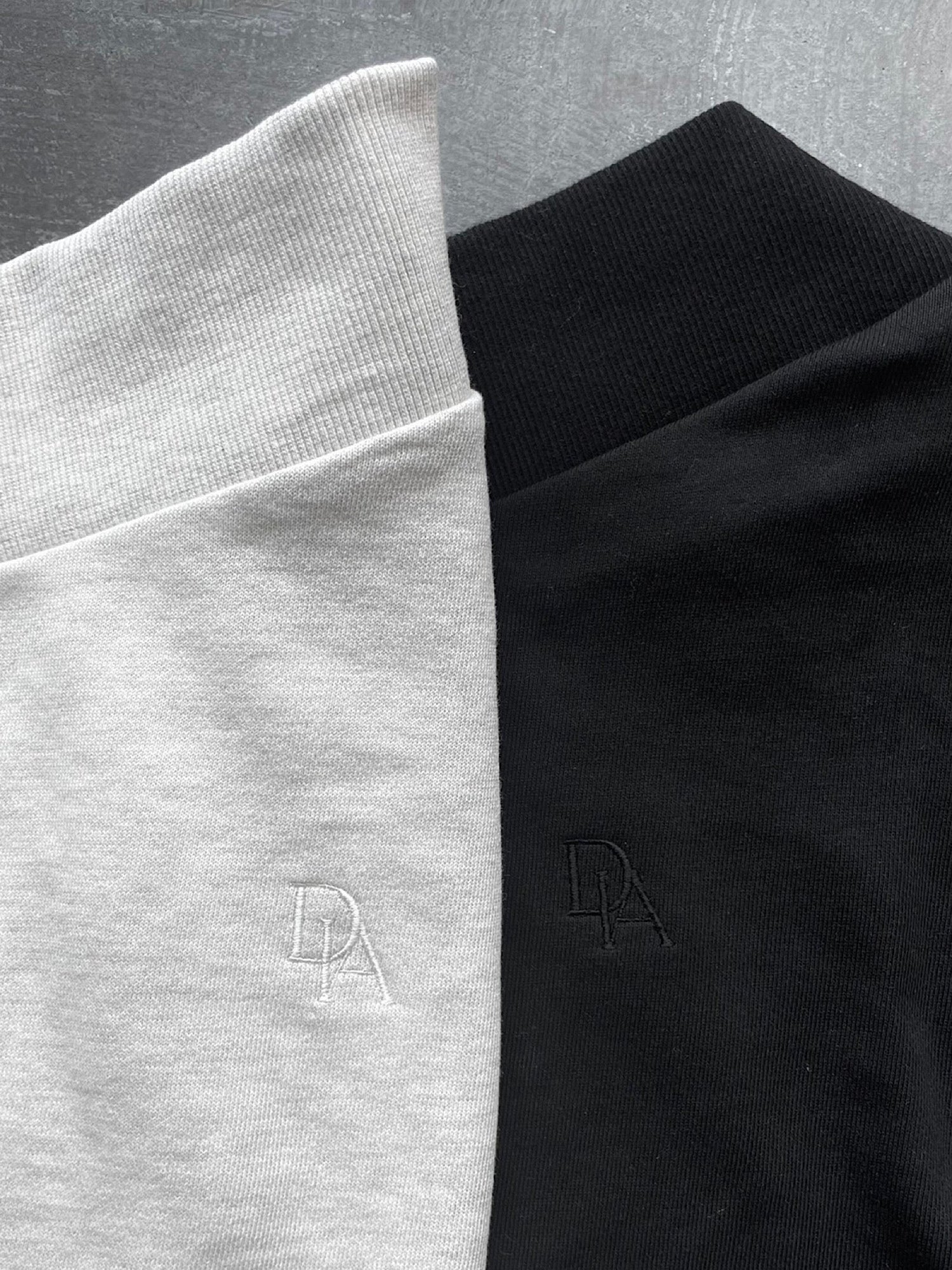 【予約】Logo off-shoulder sweat tops(11月上旬～中旬発送予定)