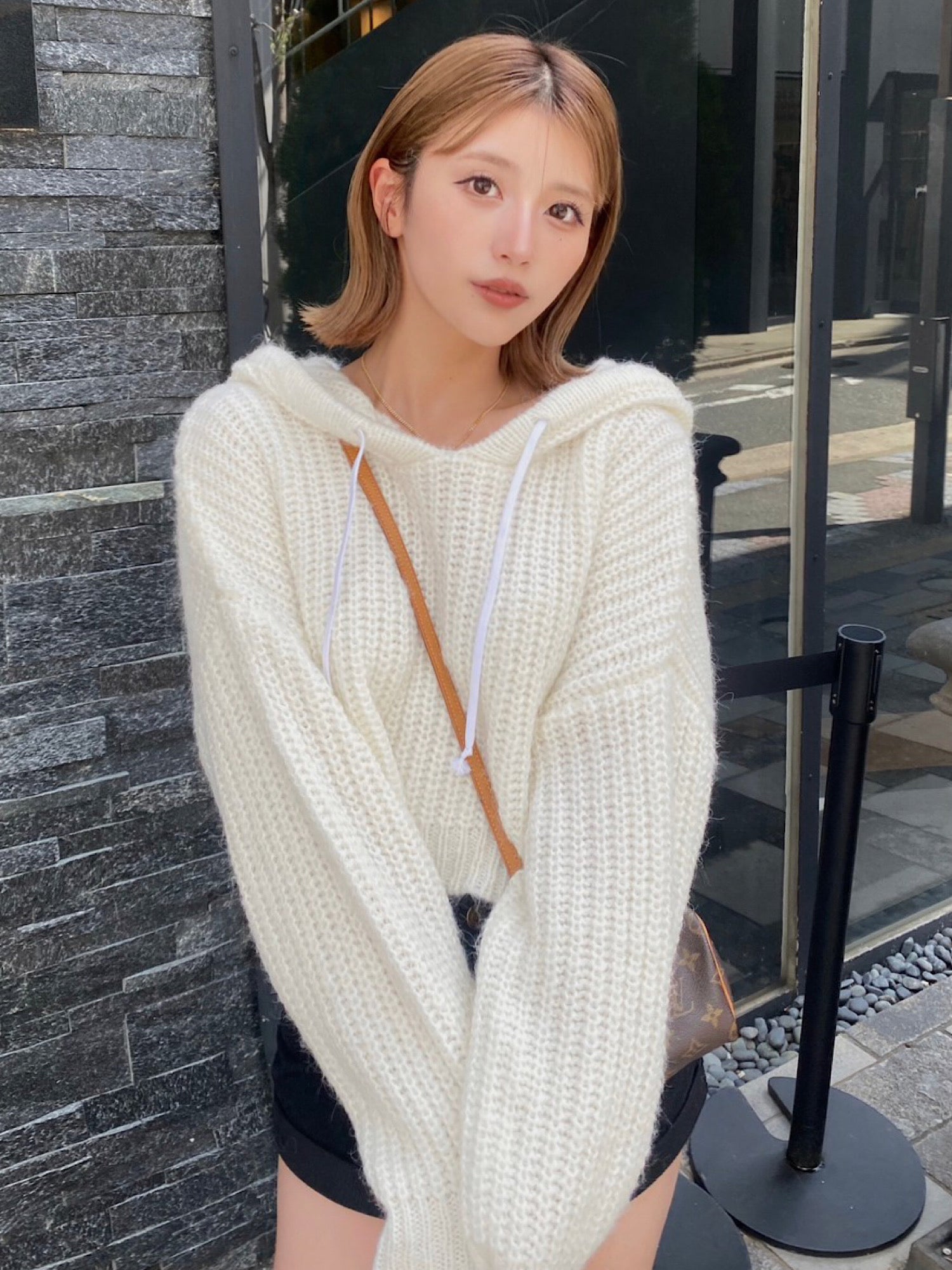Middle-gauge knit hoodie