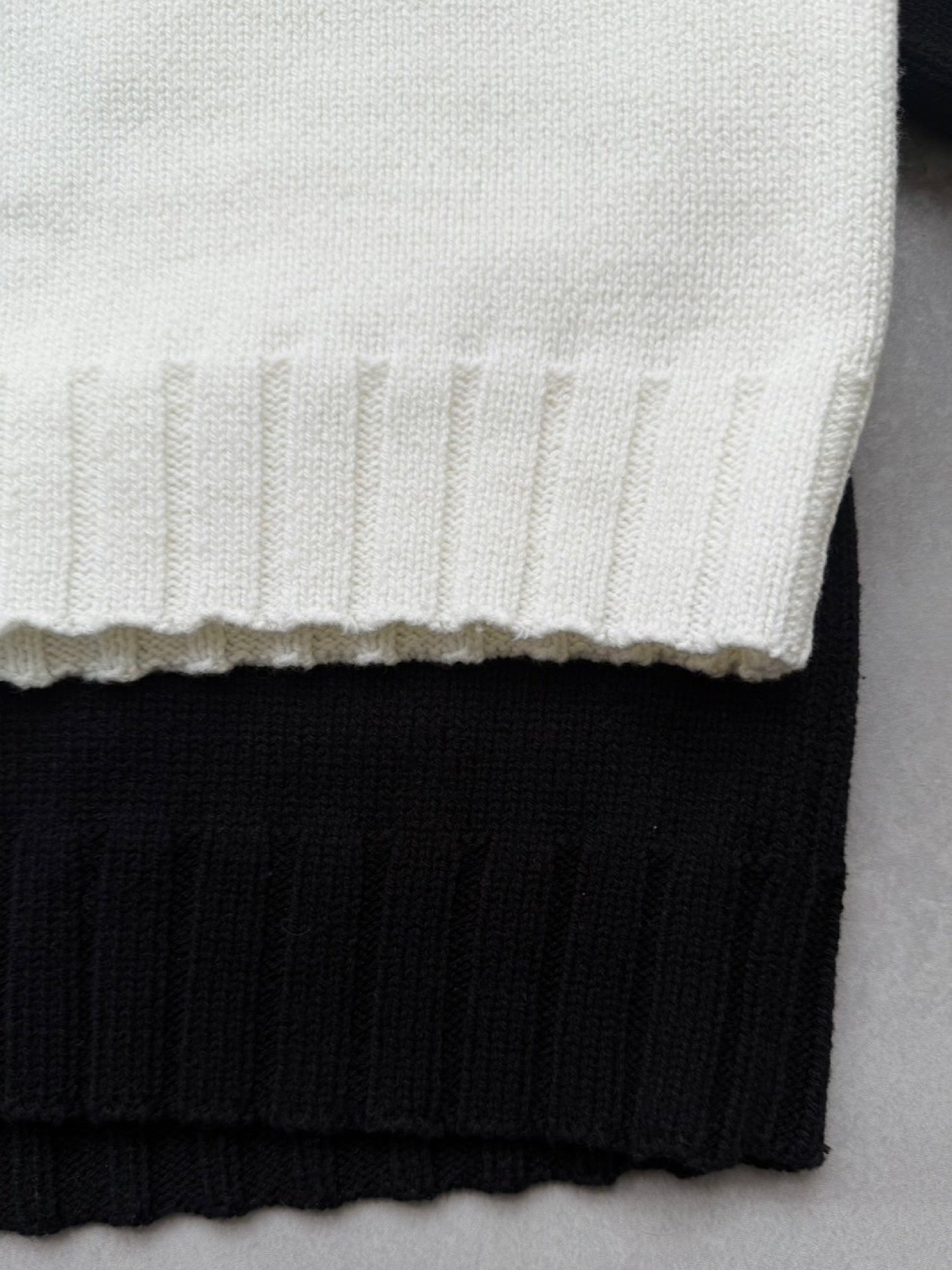 Emboss logo half sleeve knit