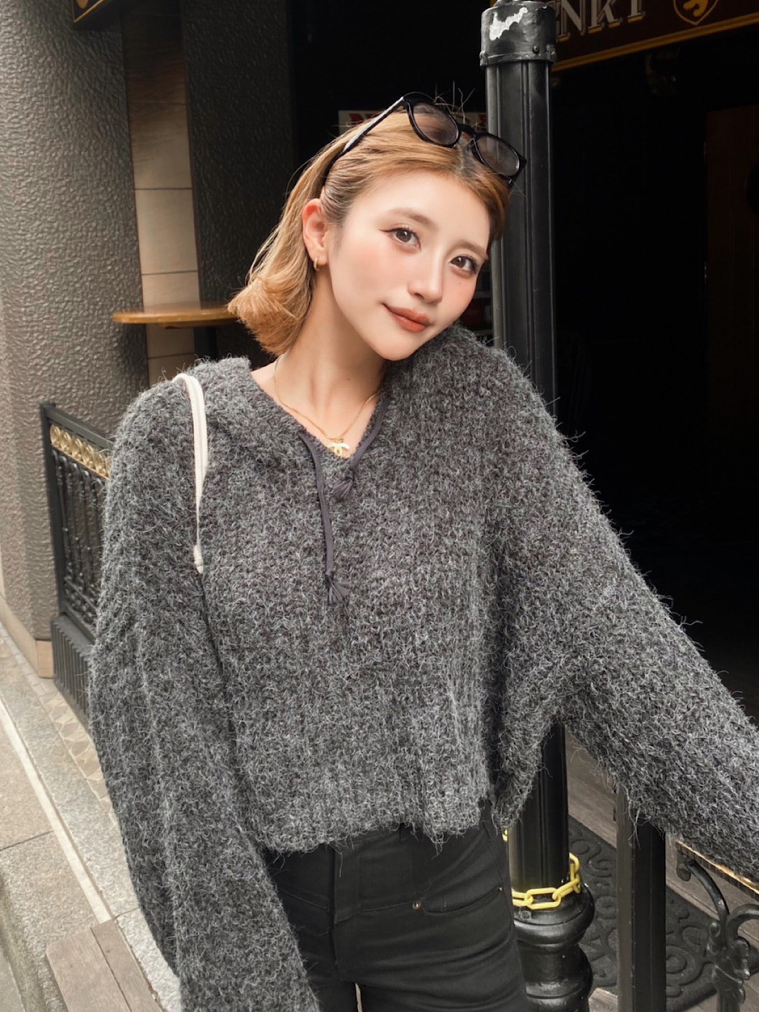 Middle-gauge knit hoodie