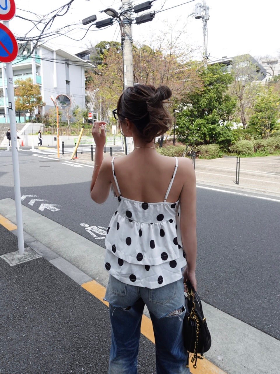 Back damage loose denim