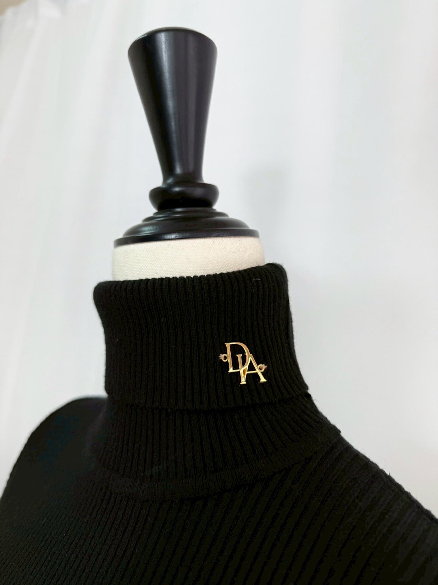 Logo charm turtleneck knit