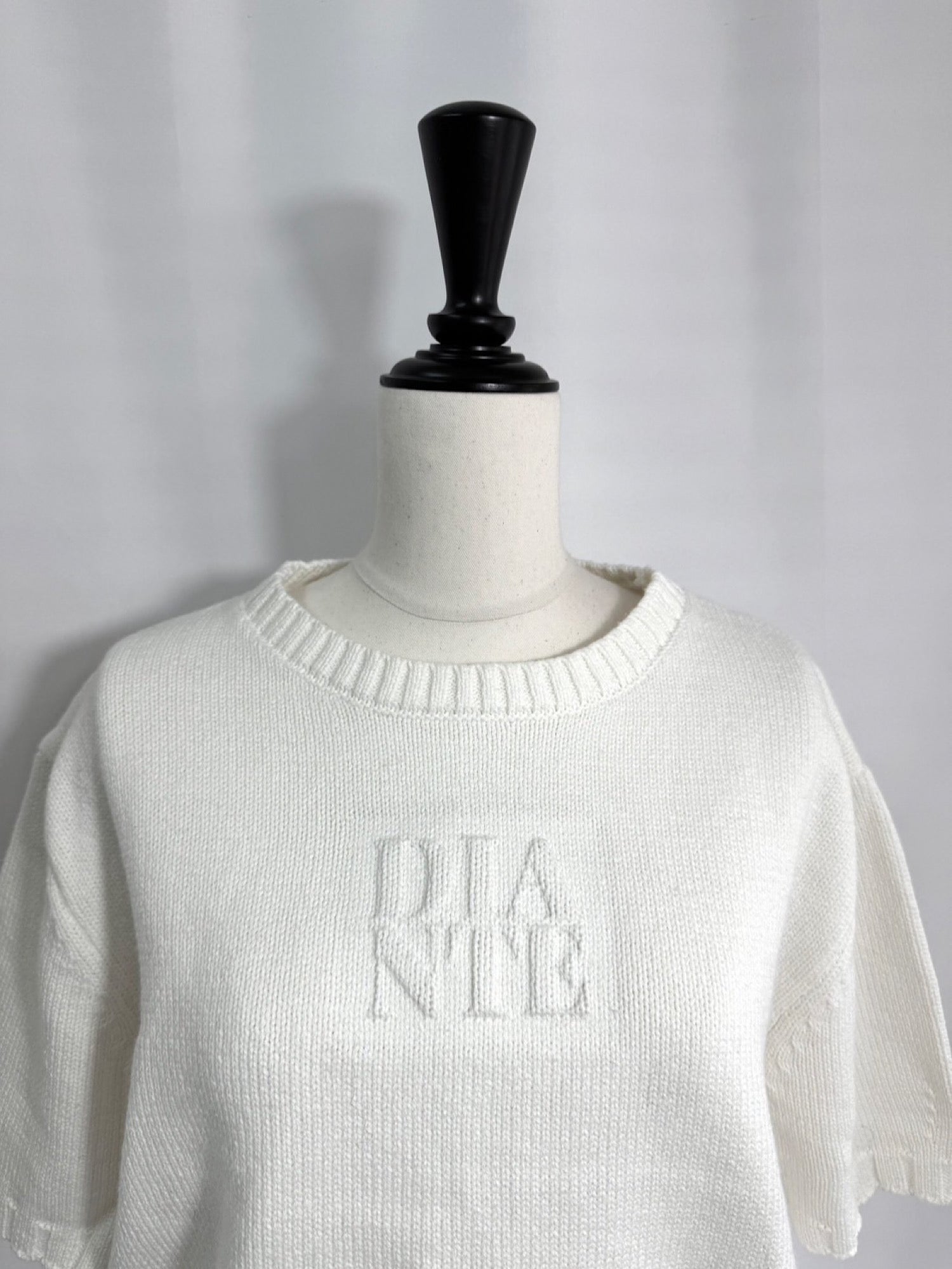 Emboss logo half sleeve knit