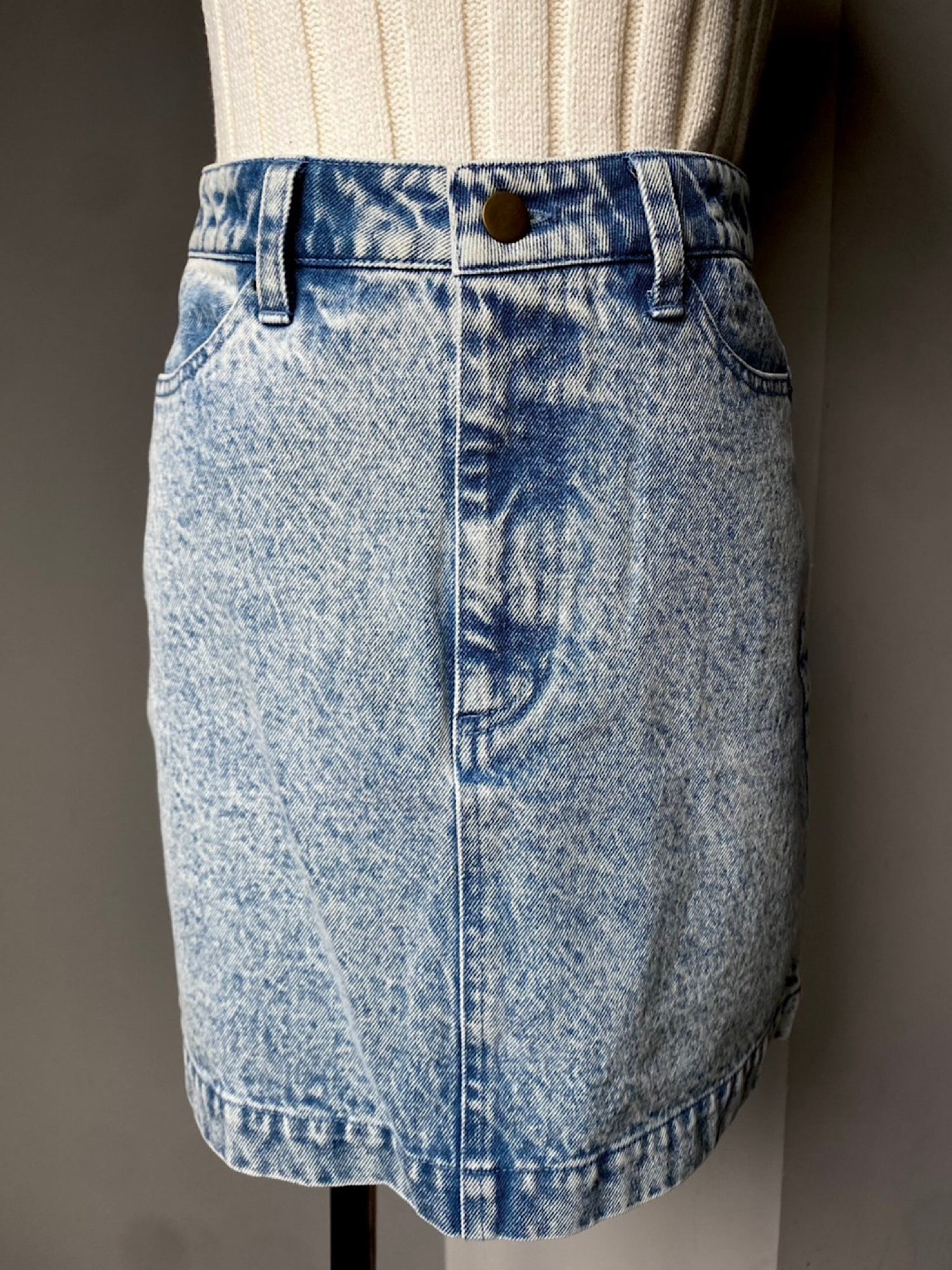 Back motif denim mini skirt