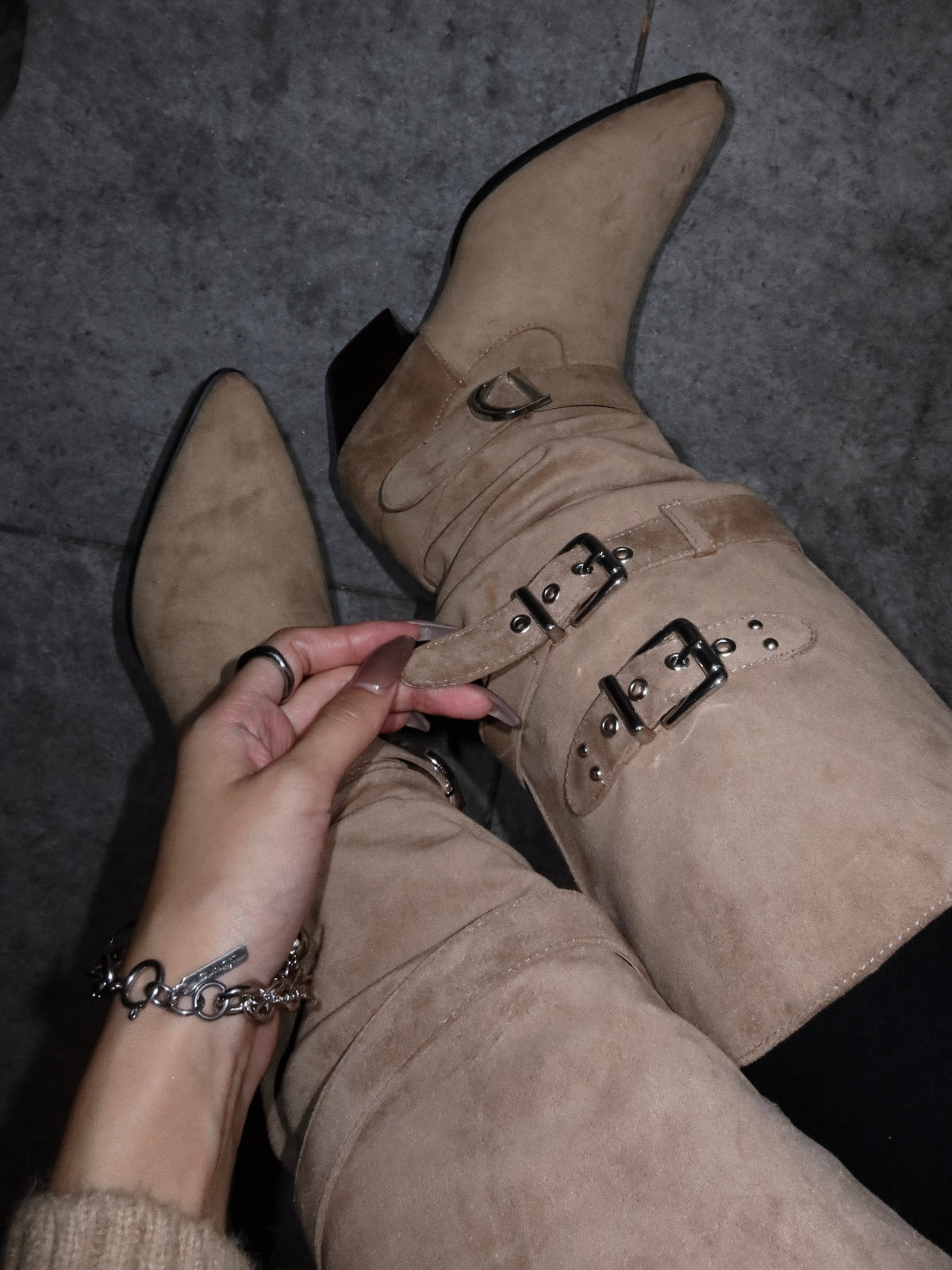 Triple strap middle boots