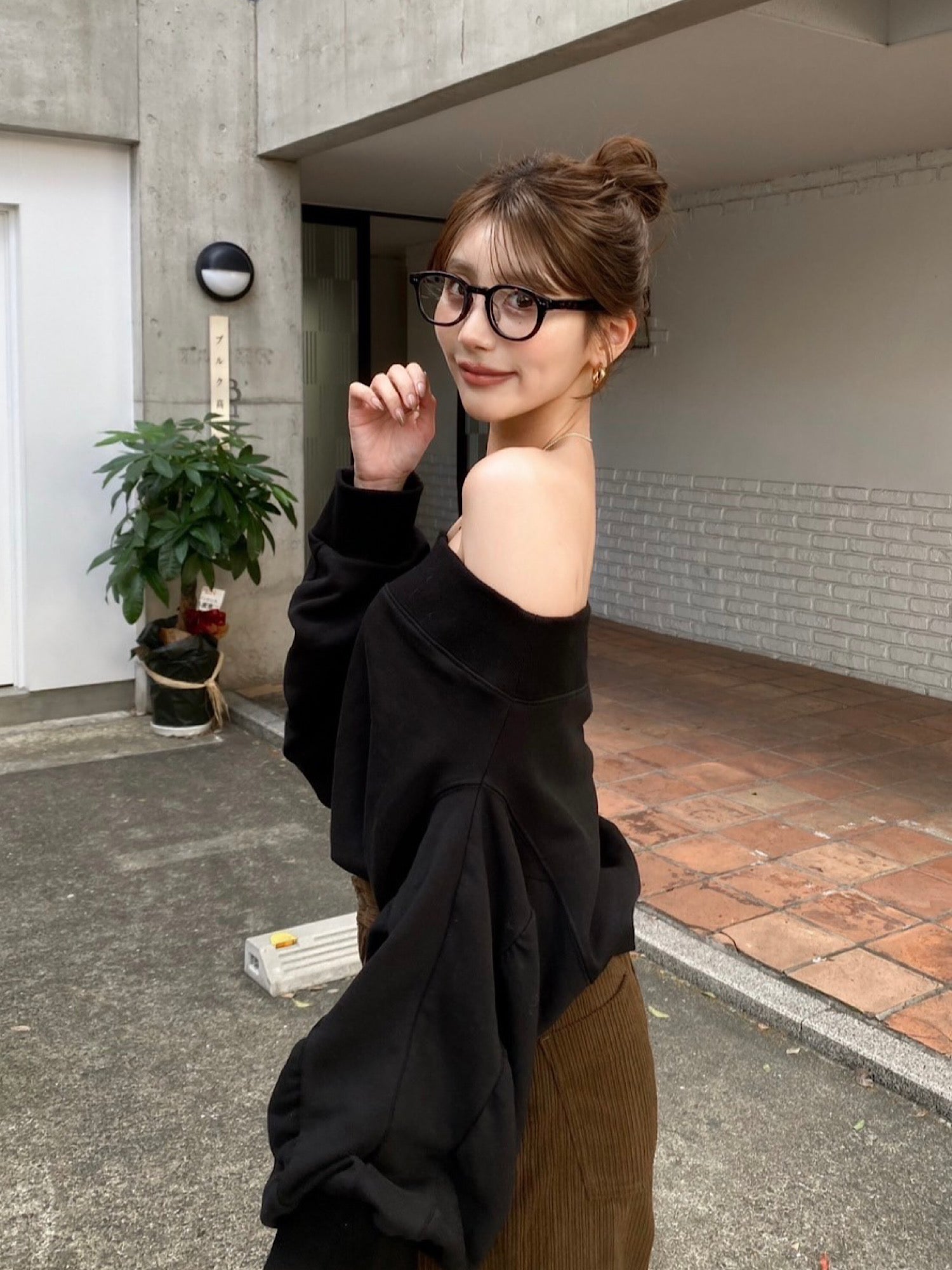 【予約】Logo off-shoulder sweat tops(11月上旬～中旬発送予定)