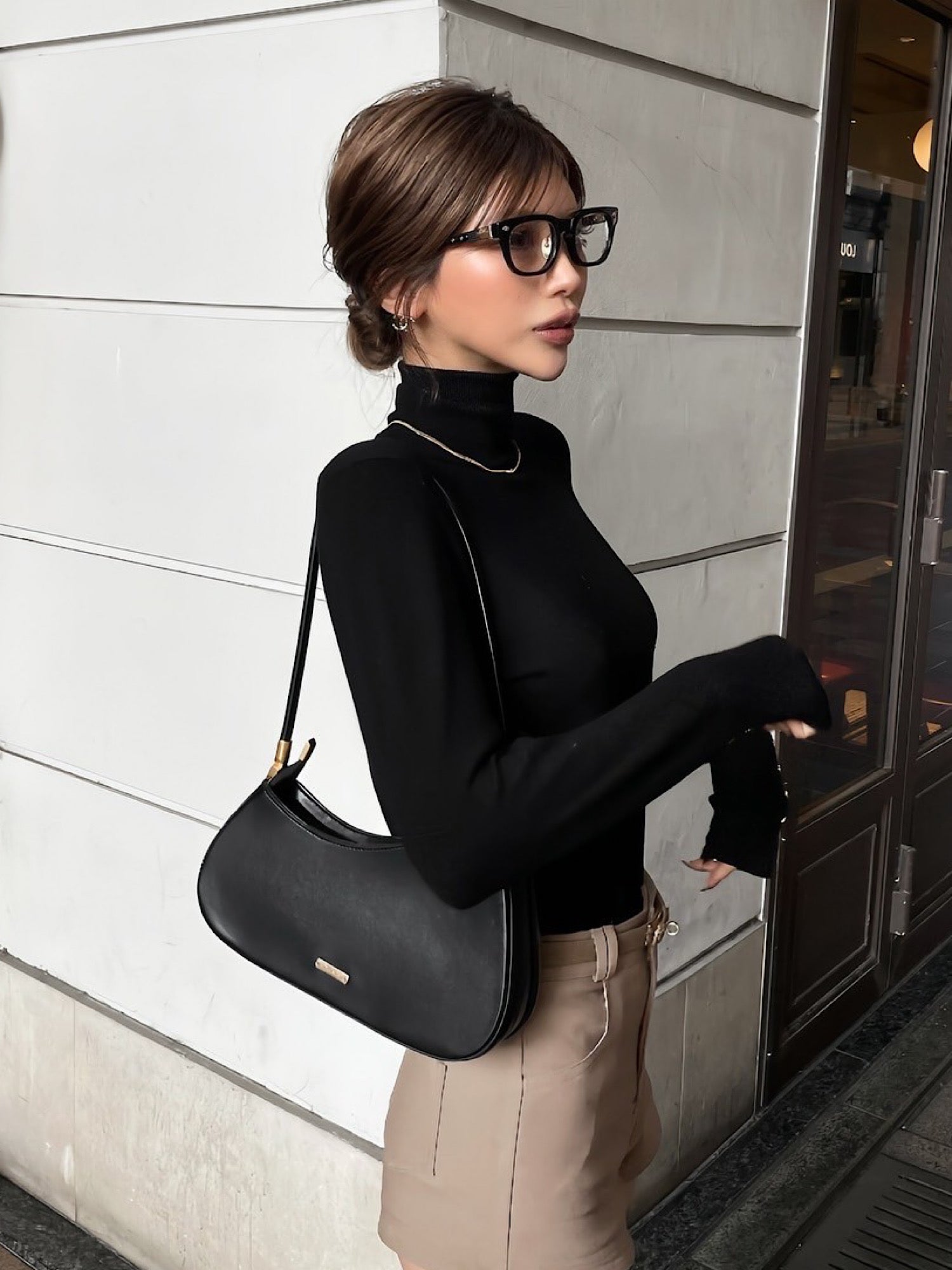 Accent logo curve shoulder bag