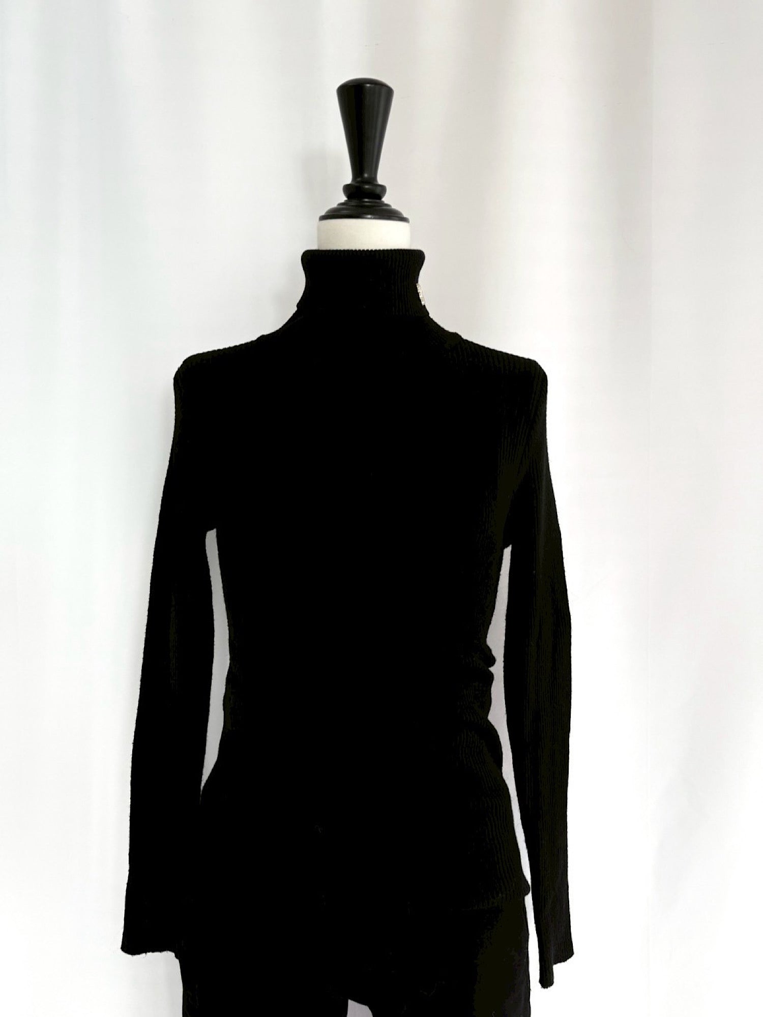 Logo charm turtleneck knit