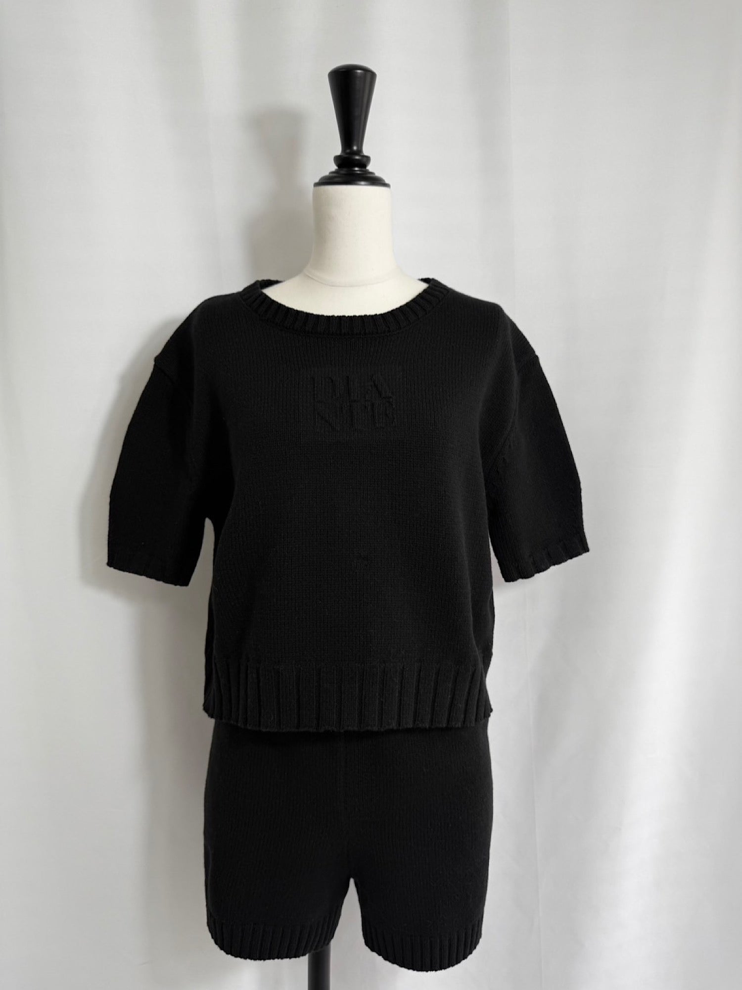 Emboss logo half sleeve knit