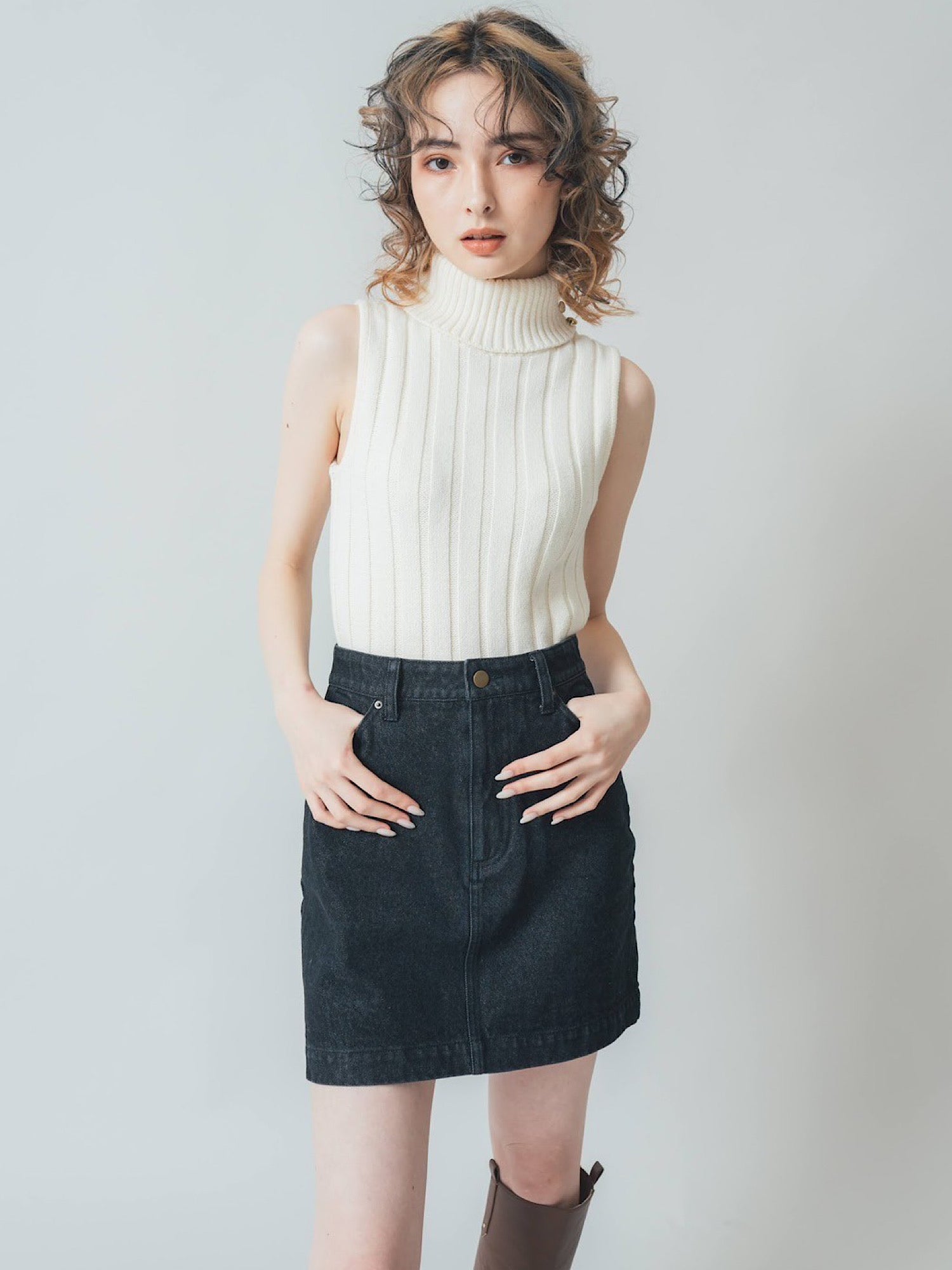 Back motif denim mini skirt