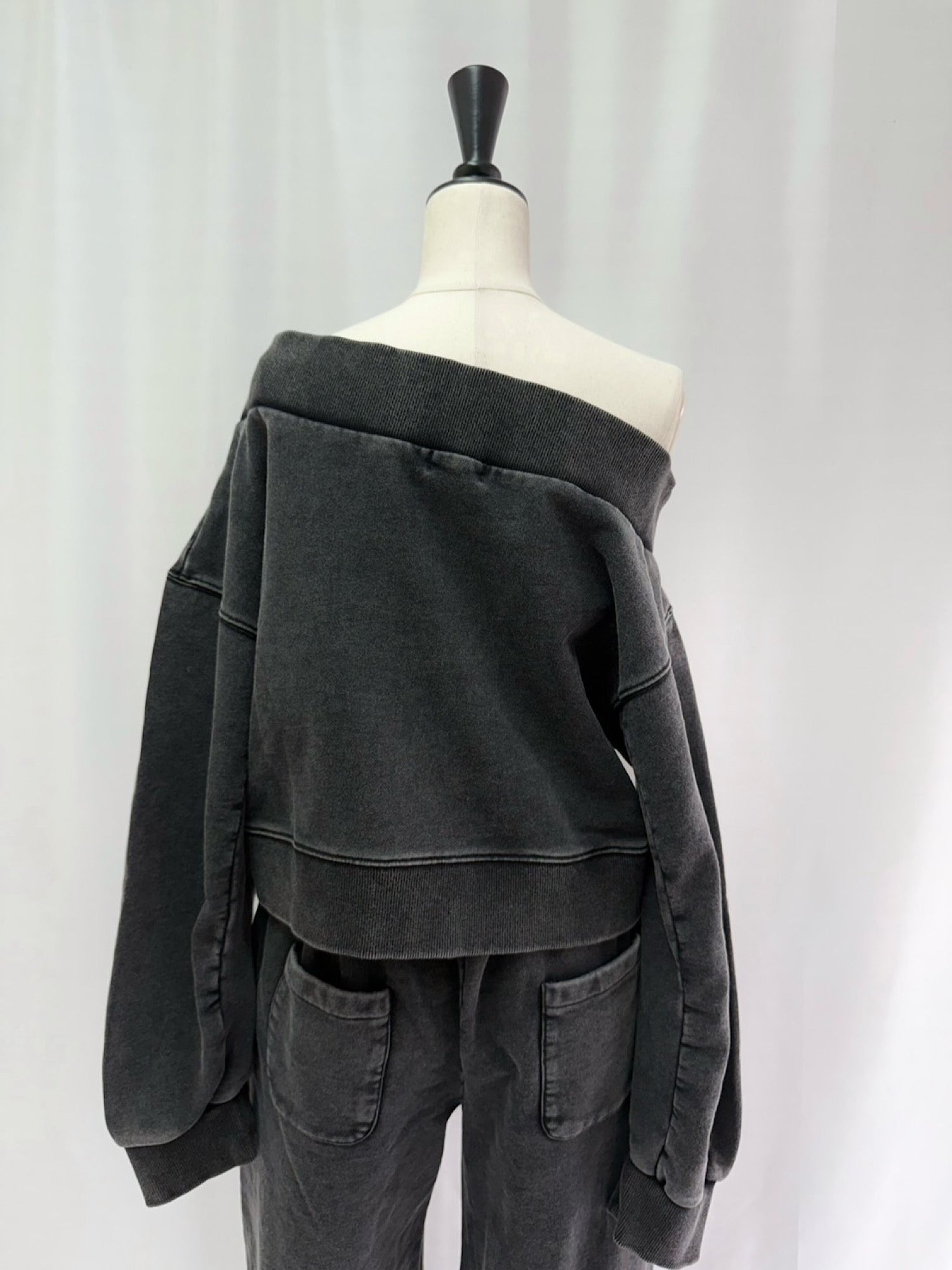 Overdye off-shoulder sweat tops