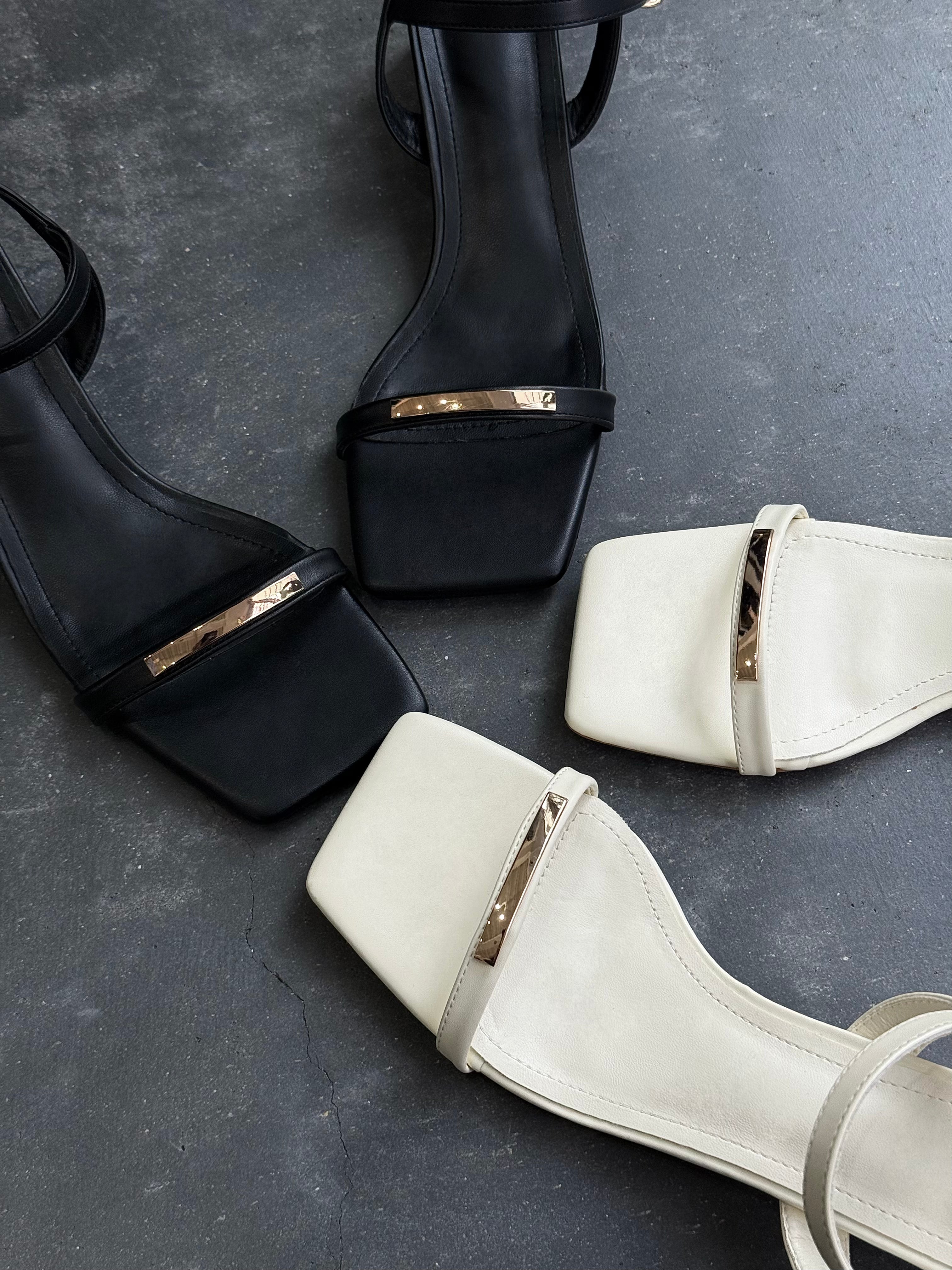 Square plate strap sandal