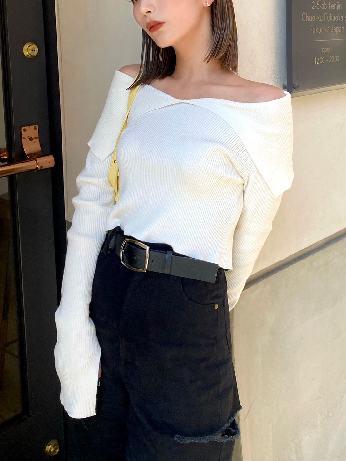 Big collar off-shoulder