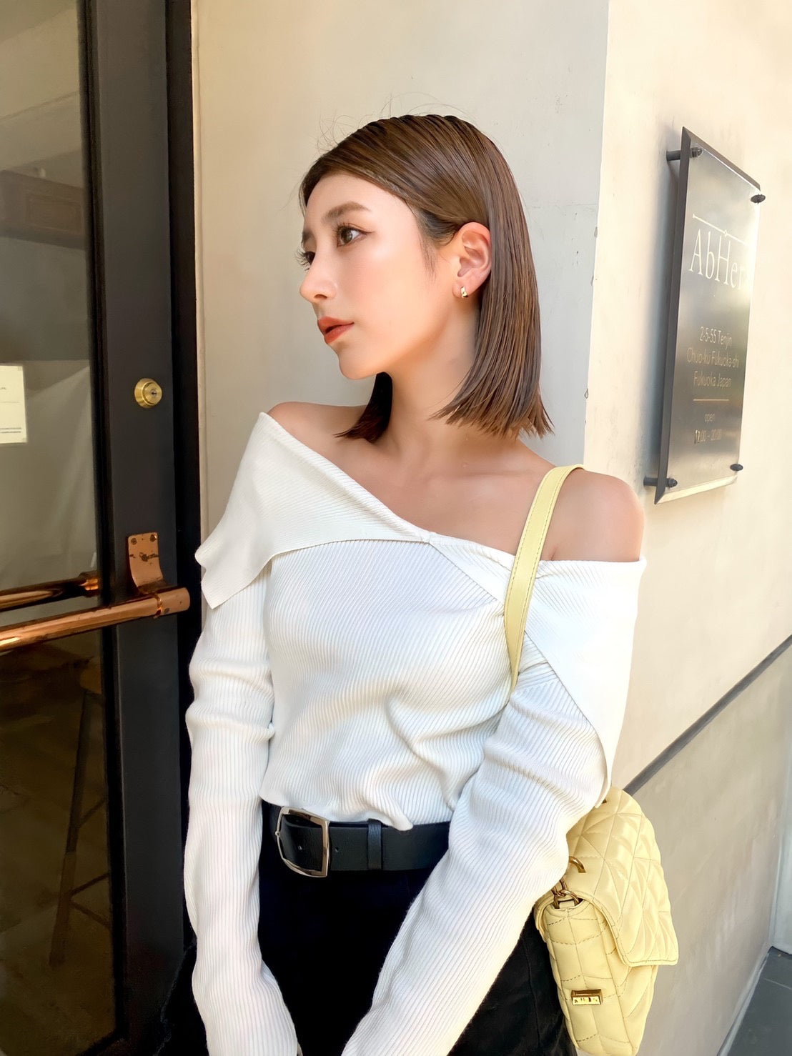 Big collar off-shoulder