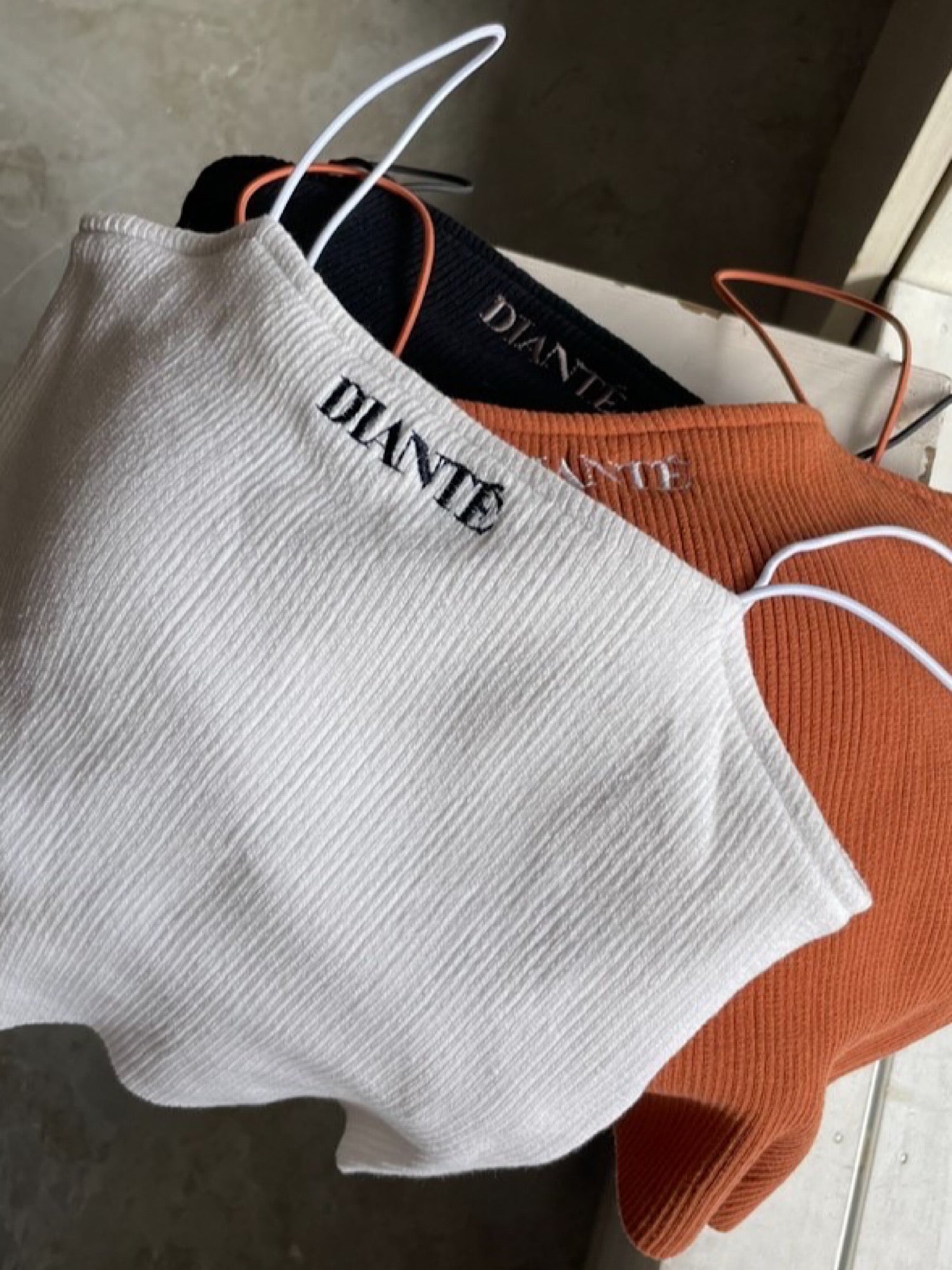Simple logo camisole with inner bra