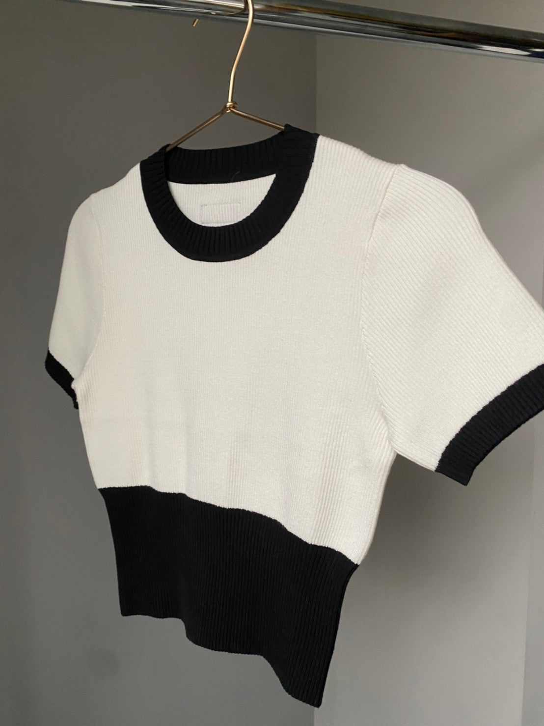 Accent color half sleeve knit